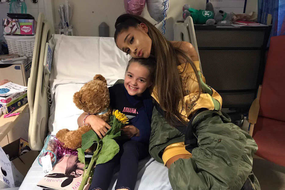 Am Samstag besuchte die Sängerin Opfer Lily im Krankenhaus. Sie wurde bei dem Anschlag verletzt.