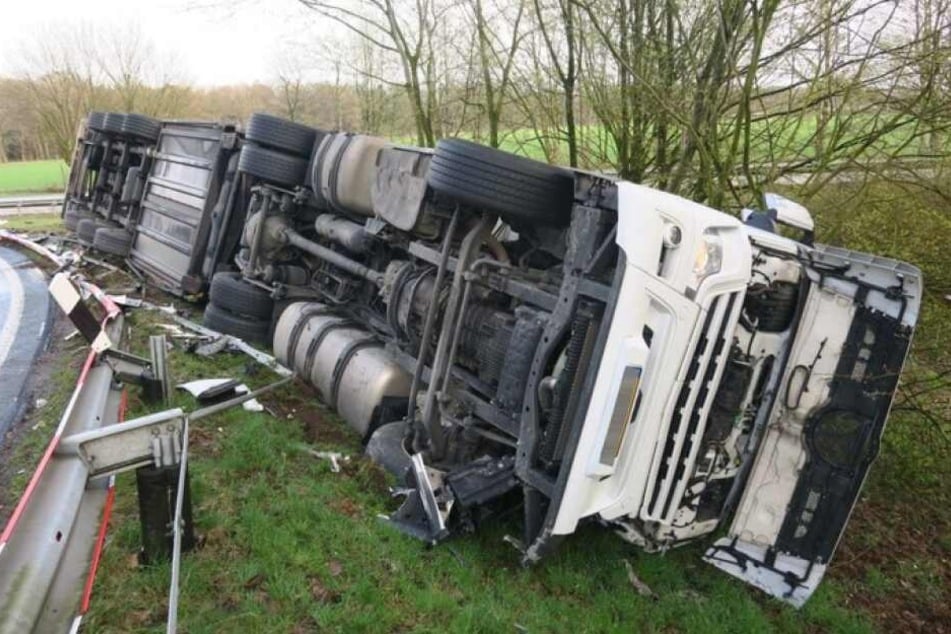 Der Lastwagen kippte neben der Fahrbahn auf die Seite.