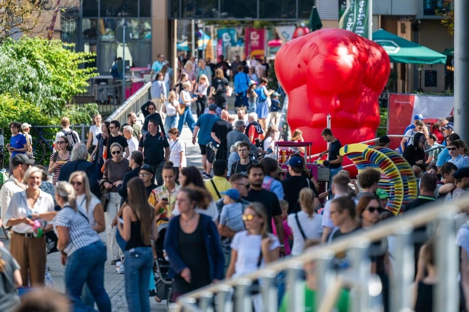 Seit dem Samstagmorgen besuchten schon Tausende Besucher das Kosmos-Festival.
