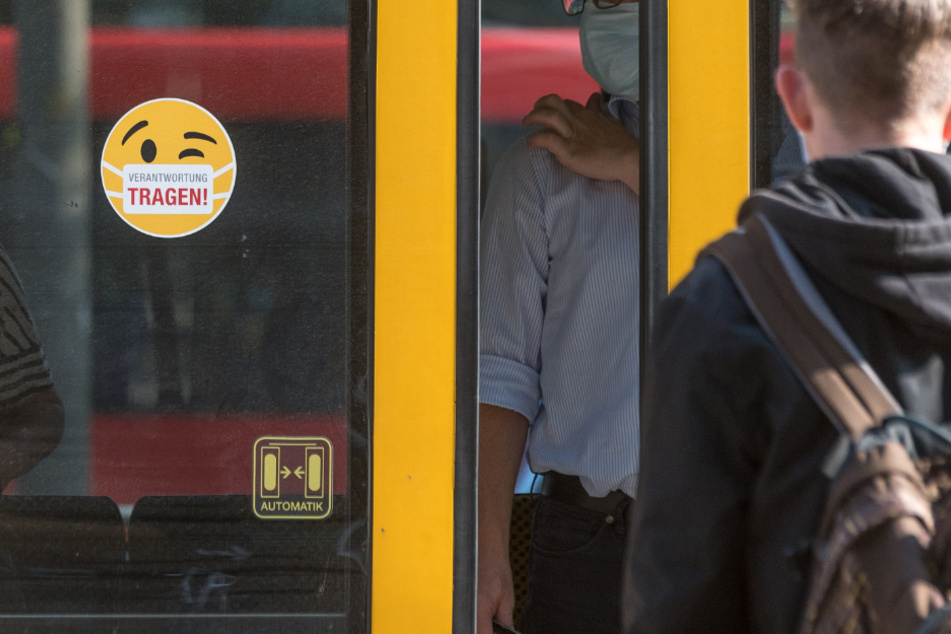 Im öffentlichen Personennahverkehr herrscht die Pflicht einen Mund-Nasenschutz zu tragen. Die Polizei will ab Montag die Maskenpflicht in Bussen und Bahnen kontrollieren.