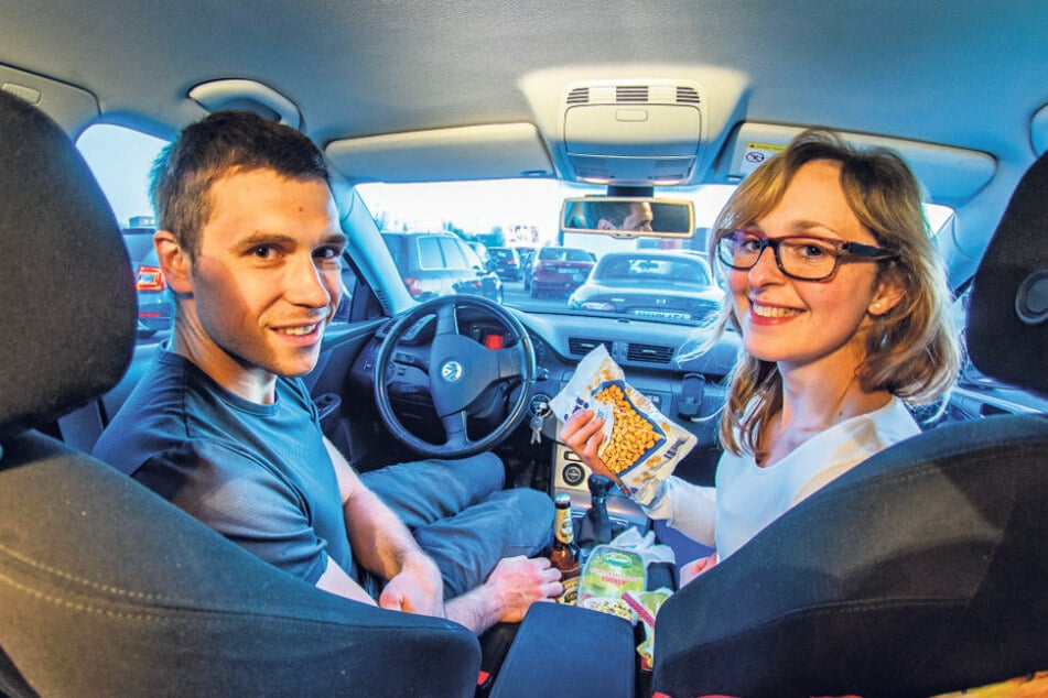 Henryk Malecki (30) und Bianca Troschitz (29) aus Chemnitz hatten es sich mit Snacks und Getränken gemütlich gemacht.