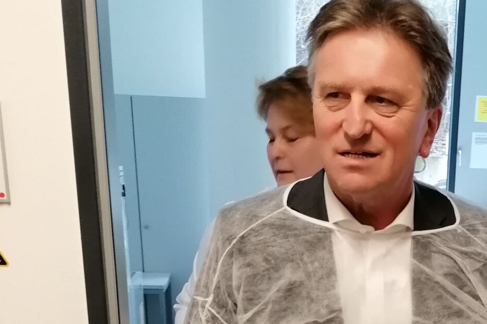 Manne Lucha bei einer Pressekonferenz im Landesgesundheitsamt.