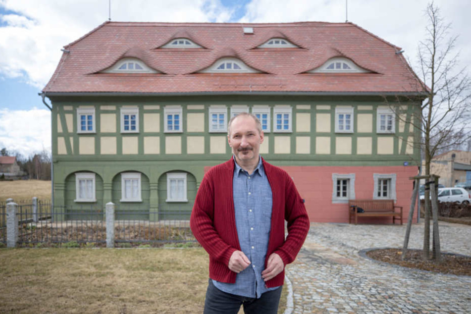 Arnd Matthes (54) vor dem Sitz der Umgebindehaus-Stiftung in Neugersdorf.
