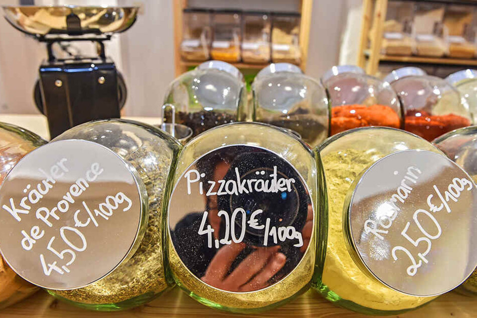 ... und verschiedene Gewürze zum Selbstabfüllen in mitgebrachte Dosen.