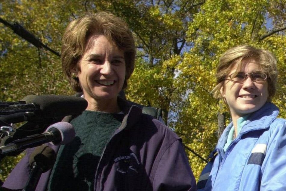 Die Gouverneurskandidatin von Maryland, Kathleen Kennedy Townsend (l.), lächelt neben ihrer Tochter Maeve Kennedy Townsend bei einer Pressekonferenz anlässlich ihrer Niederlage.