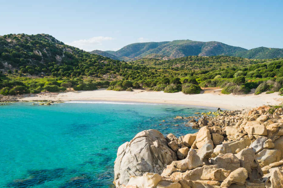 Der traumhaft schöne Strand von Chia auf Sardinien.