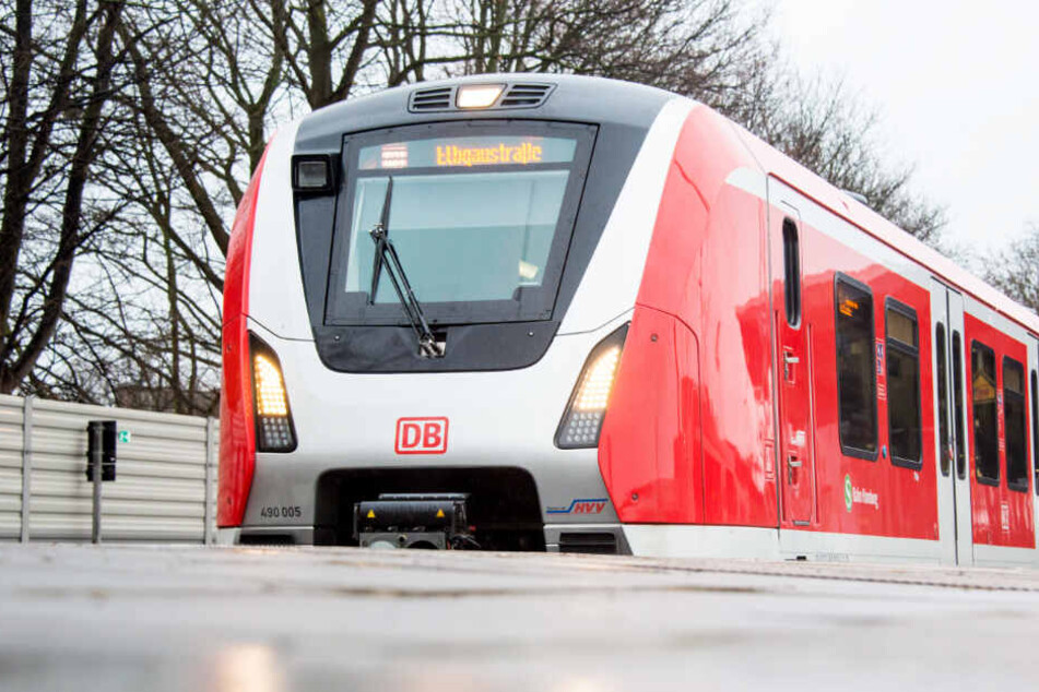 Eine S-Bahn der neuen Baureihe "ET 490" steht in einem Bahnhof in Hamburg.
