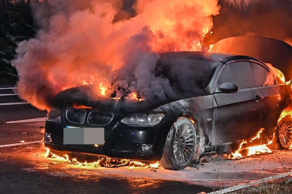 Der BMW brennt lichterloh.