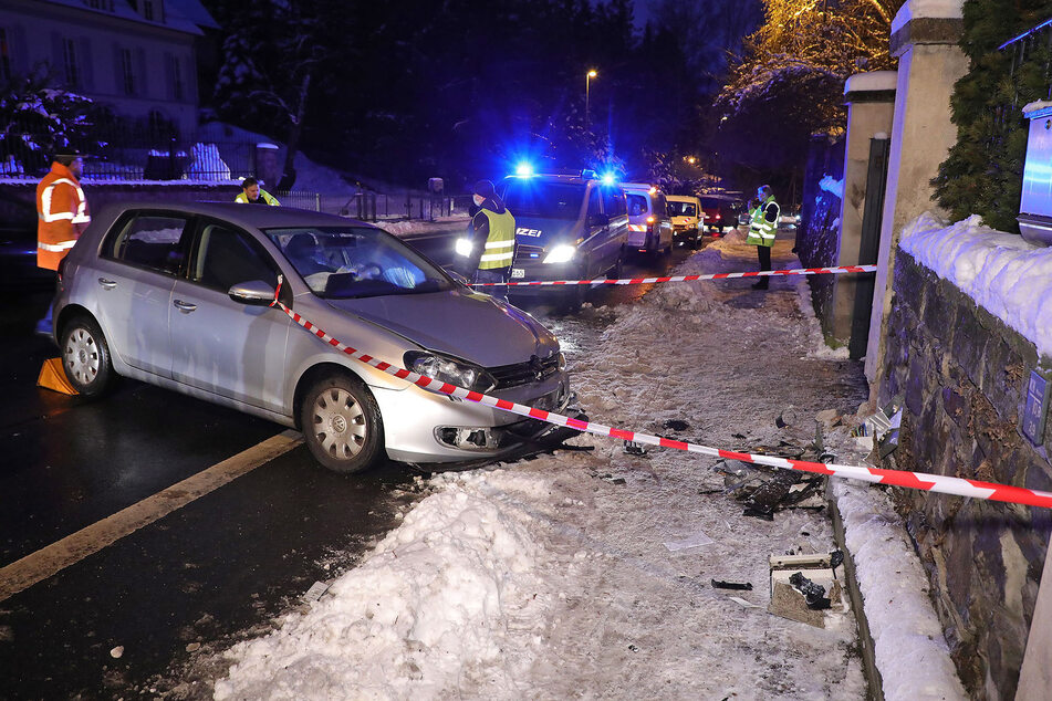 Der VW Golf fuhr bei dem Unfall auch gegen einen Stromkasten.
