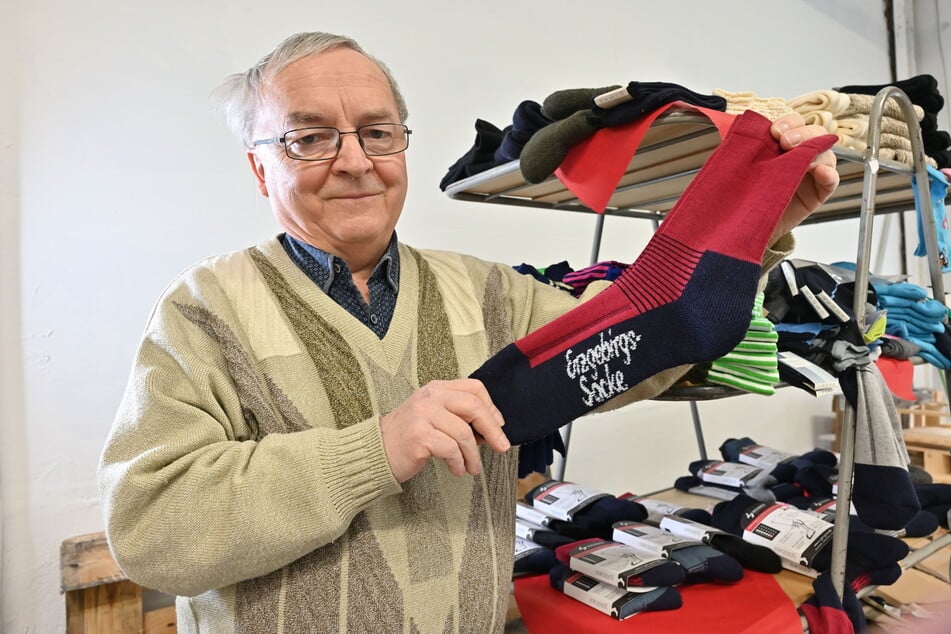 Machte sich während des wohlverdienten Ruhestandes noch mal auf die Socken: Johannes Breitfeld (71) mit seinem Premium-Produkt.