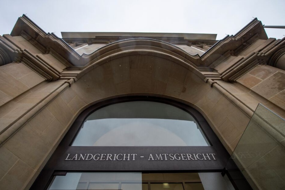 Vor dem Duisburger Landgericht findet der Prozess gegen den Vater statt.