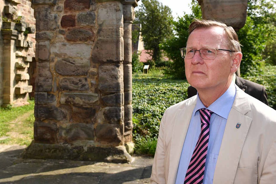 Bode Ramelow (61) beim Besuch der Klosterkirche St. Maria und St. Georg in Thalbürgel. Das 1133 errichtete Gebäude soll um ein Gemeindezentrum erweitert werden.