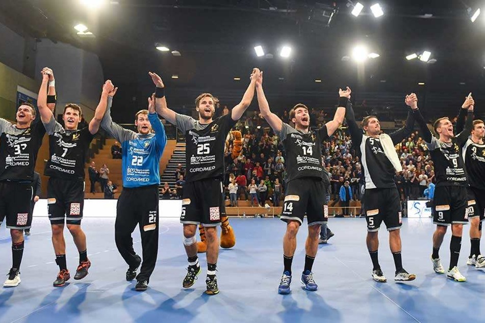 La ola! Der HC Elbflorenz feierte ausgelassen seinen zweiten Saisonsieg. Der fiel am Ende äußerst beeindruckend aus.