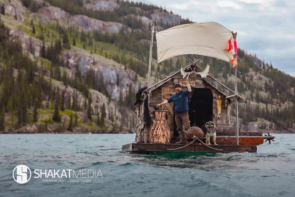 Als Kapitän des aus Treibholz (Driftwood) gezimmerten Hausbootes "Wooden Pearl" (Holzperle) steuert Holly sein Leben in die Freiheit.
