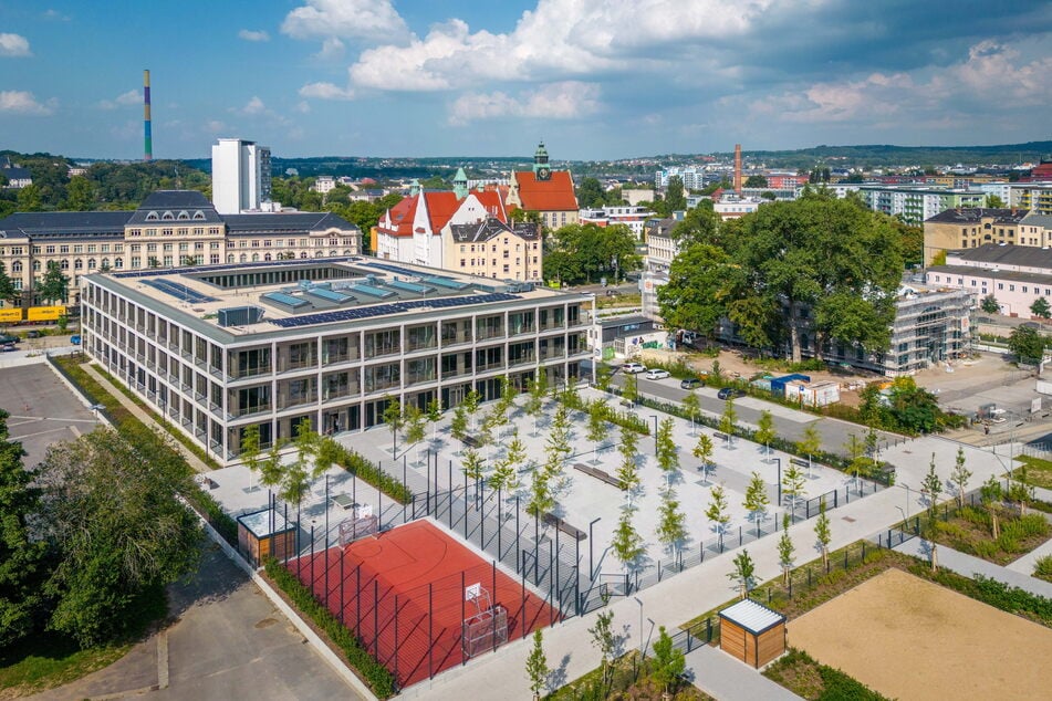 Erst im August eingeweiht: Die neue Oberschule am Hartmannplatz.