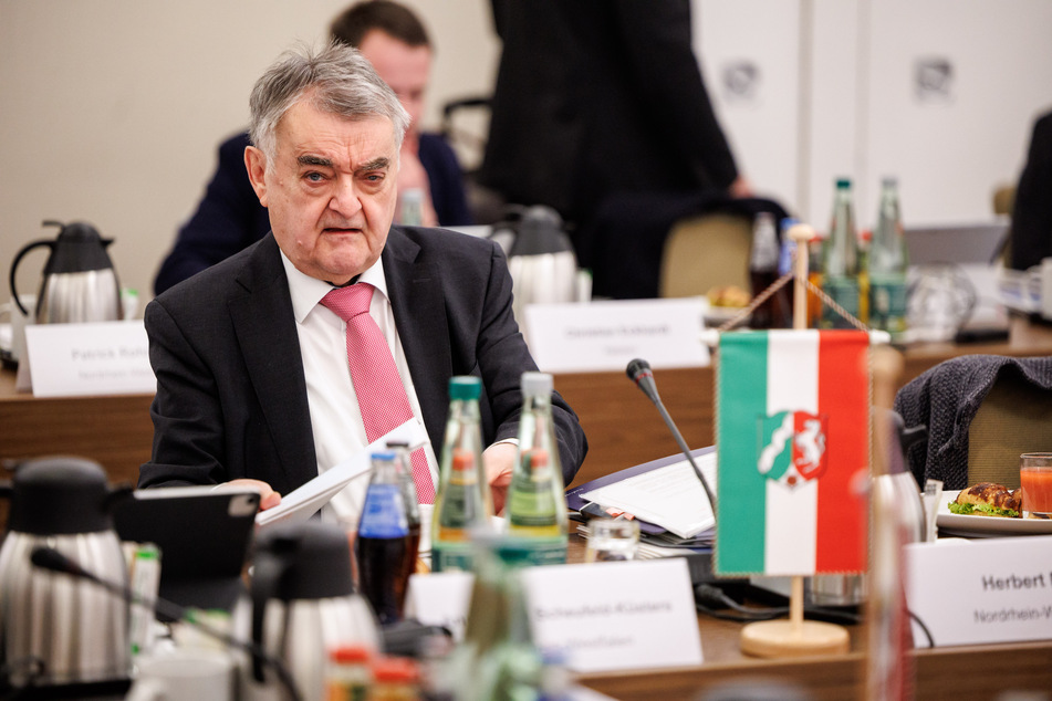 NRW-Innenminister Herbert Reul (70, CDU) verurteilte die Angriffe auf Einsatzkräfte in der Silvesternacht aufs Schärfste.
