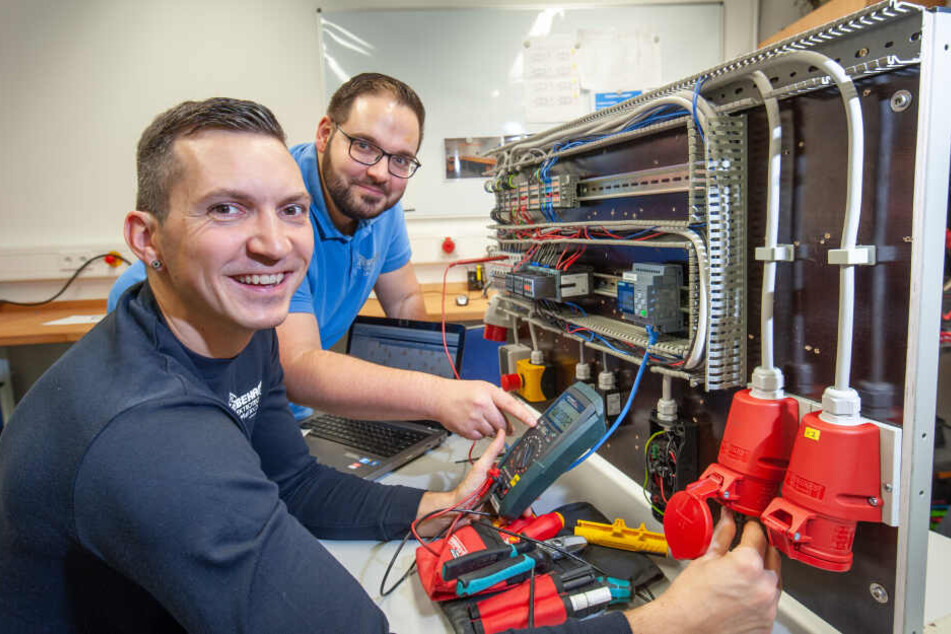 André Emmerlich (31) wird von Lehrmeister Peter Kellner (32) zum Energie- und Gebäudetechniker ausgebildet.