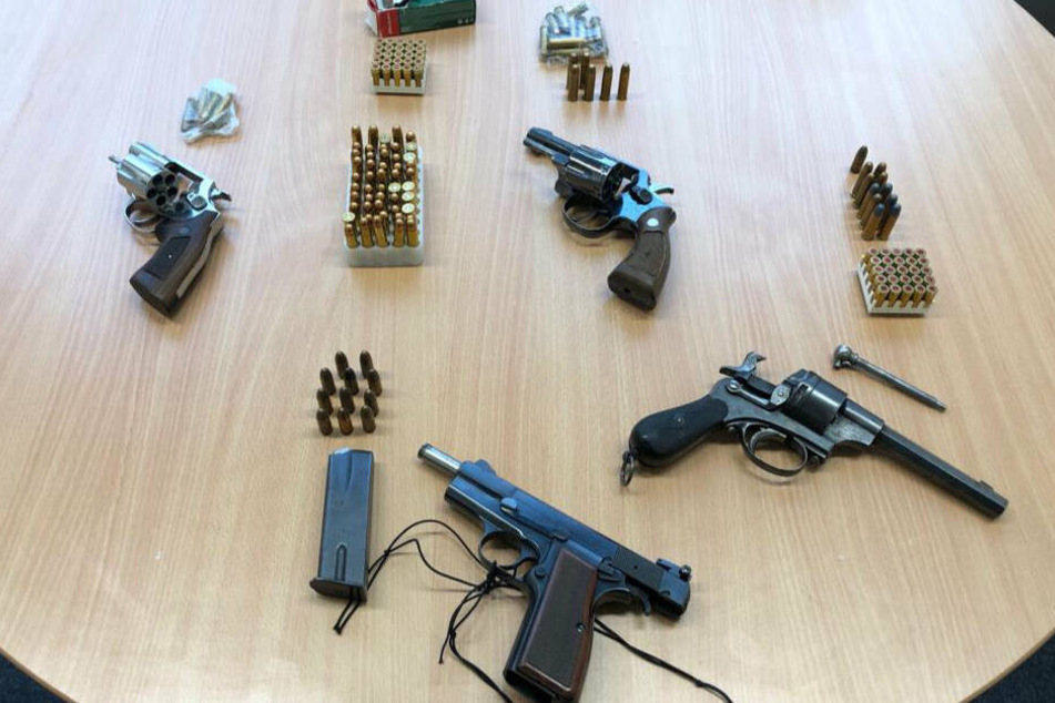 Bei der Durchsuchung wurden scharfe Schusswaffen gefunden.