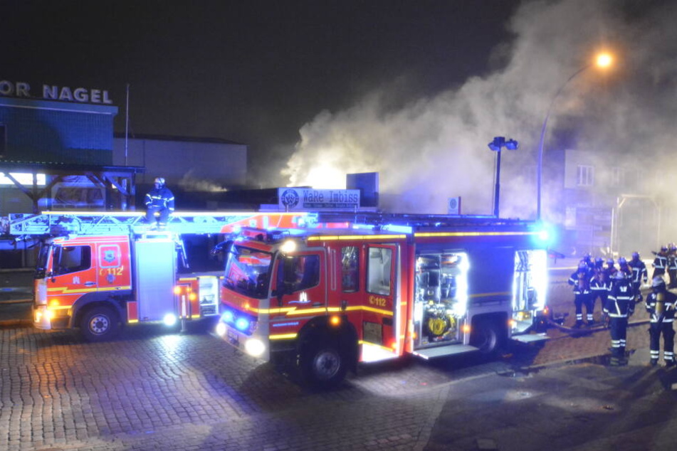 Der Feuerwehreinsatz zog sich über Stunden hin und die Nachlöscharbeiten sind ebenso langwierig.