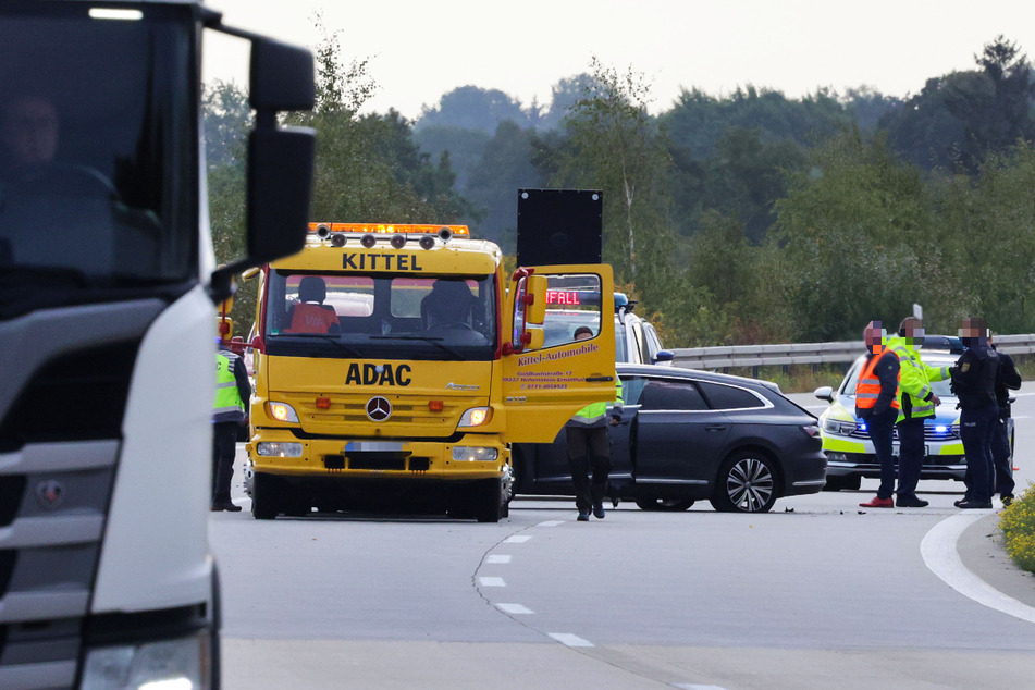 Ein VW war auf der A4 bei Hohenstein-Ernstthal gegen die Leitplanke geknallt.