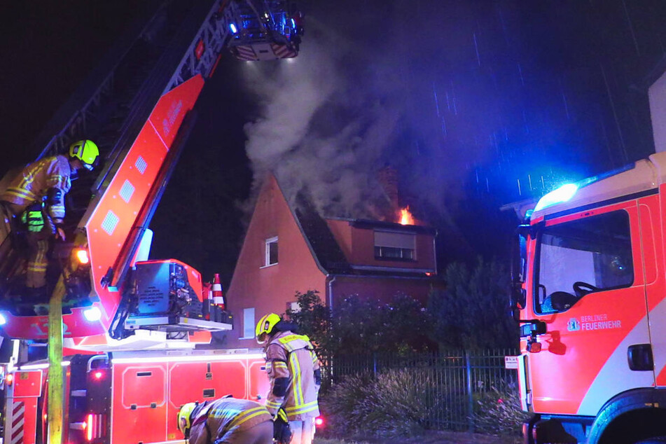Im Ortsteil Kaulsdorf hat ein Blitz in ein Einfamilienhaus eingeschlagen und den Dachstuhl in Brand gesetzt.