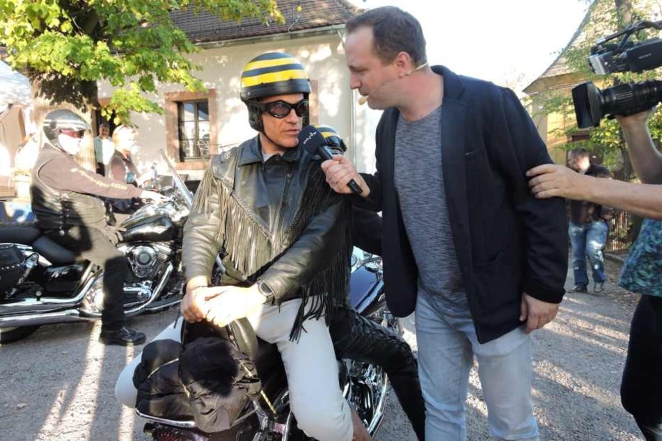 MDR-Moderator Mario D. Richardt (r.) interviewt Matthias Berger.