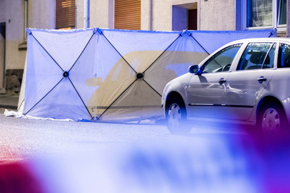 Die Polizei stellte am Tatort einen Sichtschutz auf.