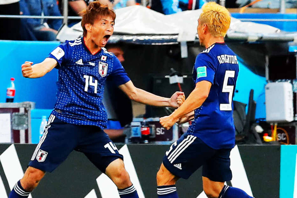 Japans Torschütze zum 1:1 - Takashi Inui (l.) - brüllt die Freude über sein Tor hinaus. Vorlagengeber Yuto Nagatomo (r.) beglückwunscht den früheren Frankfurter.