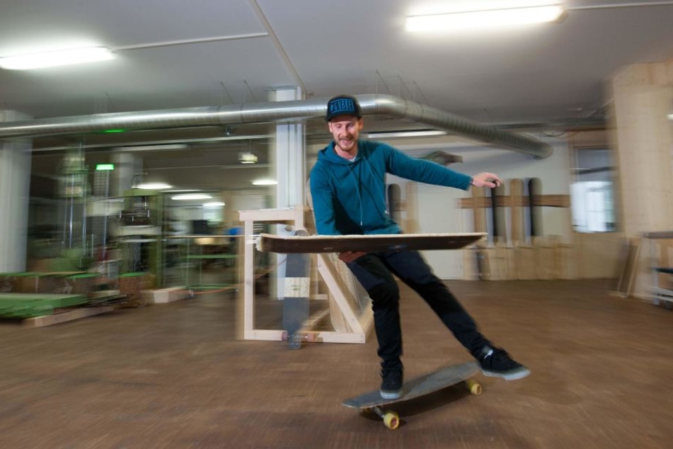 Philipp Marx (25) skatet durch die Halle, um ein Board zur nächsten Produktions- stufe zu bringen.