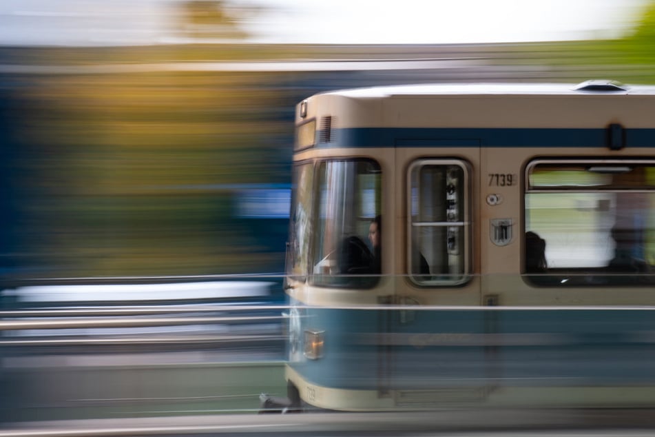 Seniorin stürzt rückwärts ins U-Bahn-Gleis: 73-Jährige stirbt in Klinik