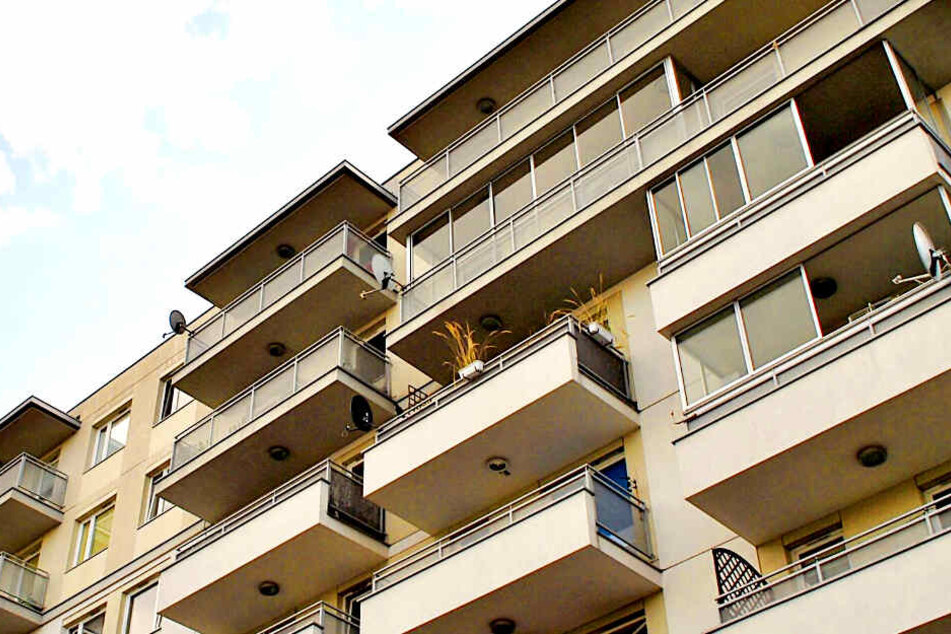 Anschließend sprang die Frau vom Balkon (Symbolbild).