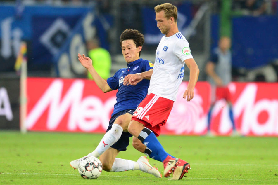 Matti Steinmann (r) beim Spiel Saisonauftakt gegen Holstein Kiel im Volksparkstadion.