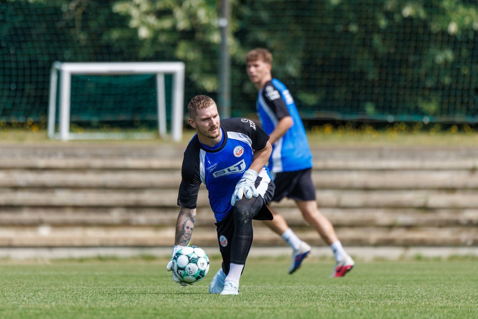 Das ist Luca Unbehaun (25). Hansas neuer Keeper stand schon im Champions-League-Kader des BVB.