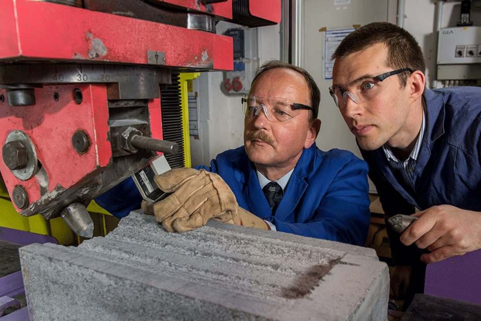 Sprengen ohne Sprengstoff: Prof. Dr. Carsten Drebenstedt (r.) und Dr. Taras Shepel von der Bergakademie Freiberg testen die Festigkeit der Meißel.