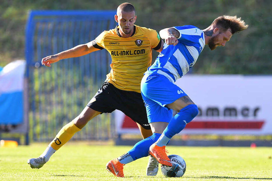 Dynamo-Kicker René Klingenburg im Zweikampf mit Nordhausens Jan Löhmannsröben.