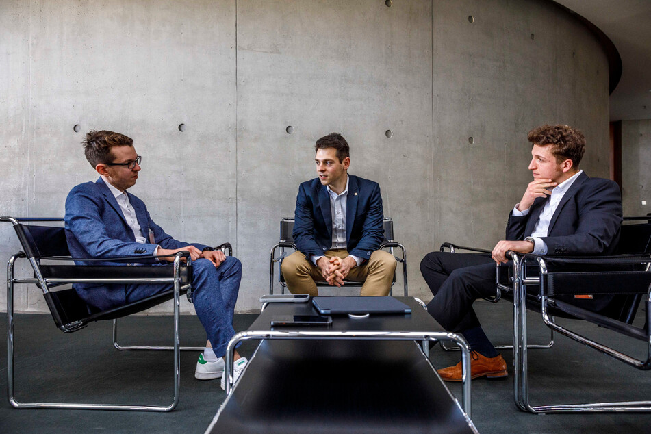 Politikredakteur Paul Hoffmann (29, l.) und TAG24-Reporter Erik Töpfer (22, r.) trafen den FDP-Sprössling im Paul-Löbe-Haus des Bundestags.