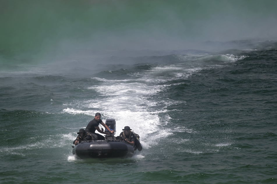 Eine "nicht identifizierte Militäreinheit" hätte den Entführten zum Strand gebracht und sei von dort mit einem Schnellboot aufs offene Meer gefahren.