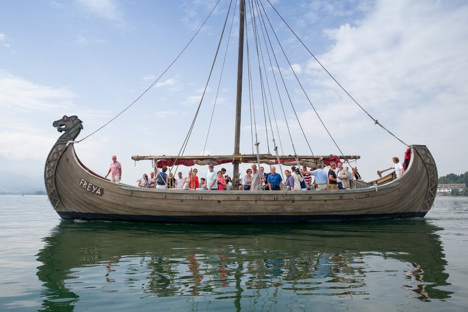 Eine Touristenattraktion ist gesunken: Das Film-Schiff "Freya" ist in der Nacht auf Dienstag auf dem Chiemsee untergegangen.