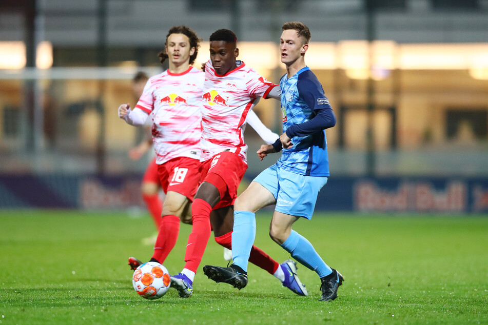 Ilaix Moriba (M.) war einer der wenigen Stars auf dem Rasen und bereitete das 1:0 für RB Leipzig gegen den FC Eilenburg vor.