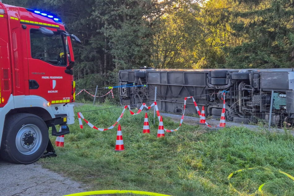 Der Reisebus mit italienischer Zulassung war offenbar auf dem Weg in Richtung Oktoberfest.