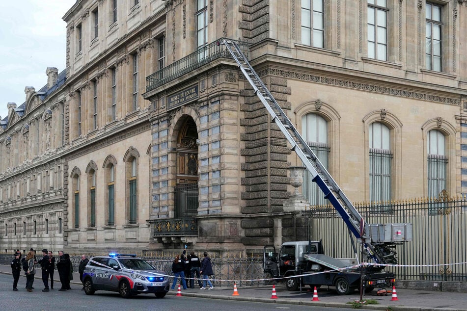 Polizisten stehen neben einem Möbelaufzug, mit dem Einbrecher in das Louvre-Museum am Quai Francois Mitterrand eindrangen. (Archivfoto)