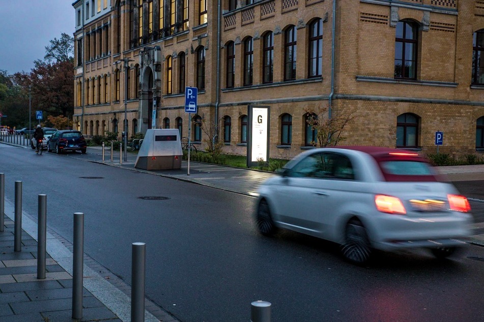 Auf der Straße vor der Leipziger Uniklinik sind gerade einmal 20 Kilometer pro Stunde erlaubt.