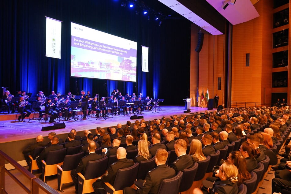 Für die 210 Absolventen gab es am heutigen Montag in der Stadthalle Chemnitz einen Festakt.