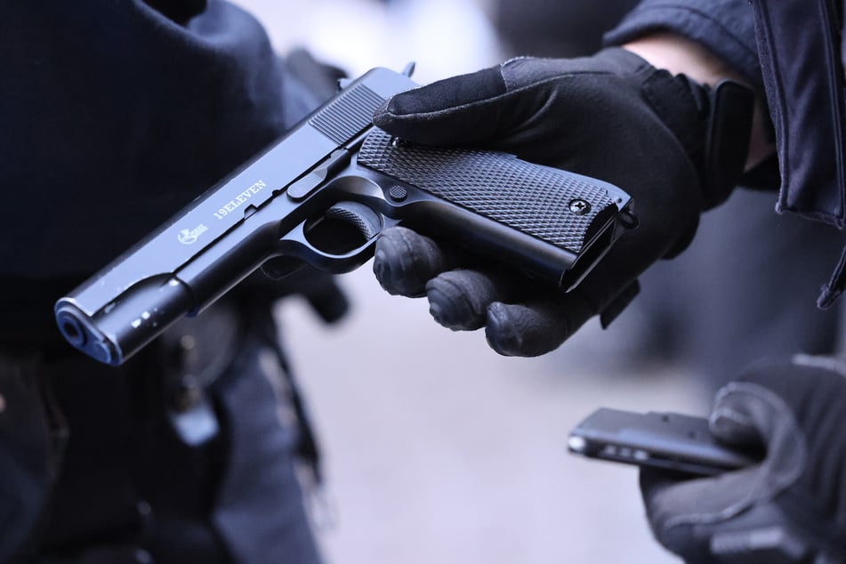 Teenies beschießen Schulhof mit Softair-Pistole: Kind im Gesicht verletzt