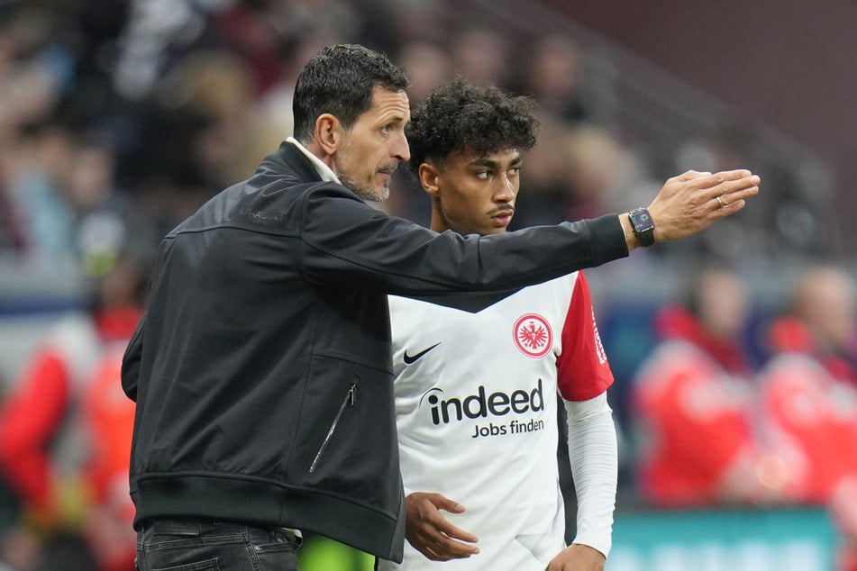 Nathaniel Brown (21, r.) bekommt von SGE-Coach Dino Toppmöller (44) immer mehr Einsatzzeit. Er konnte es bislang mit drei Bundesligatoren danken.