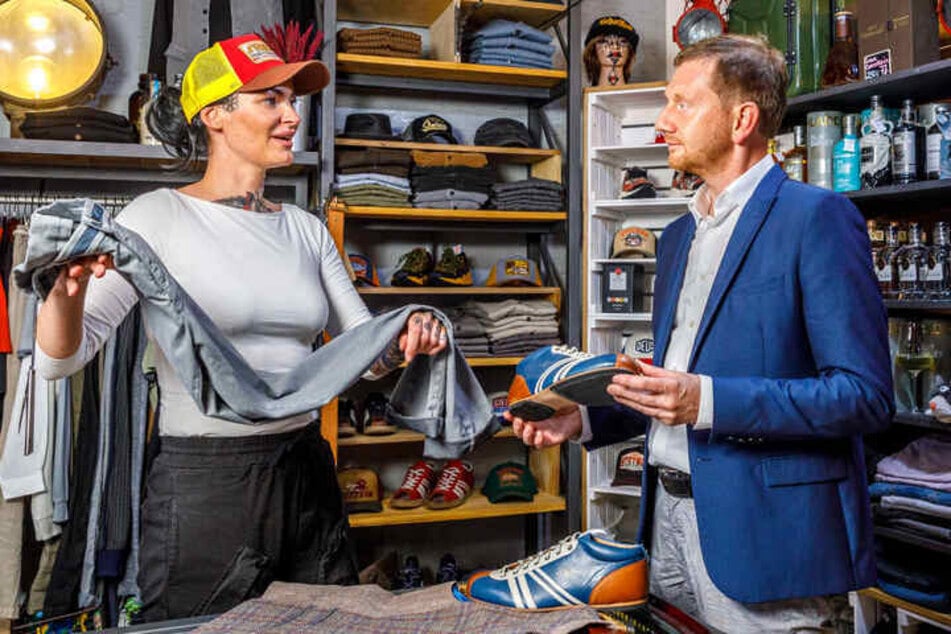Hier schaut auch mal Ministerpräsident Michael Kretschmer (46, CDU) rein: Auch Mandy Ehmann (34) nimmt mit ihrem Tattoo Studio "Erika und Kurt" im Barockviertel an der Dresdner Cocktailnacht teil.