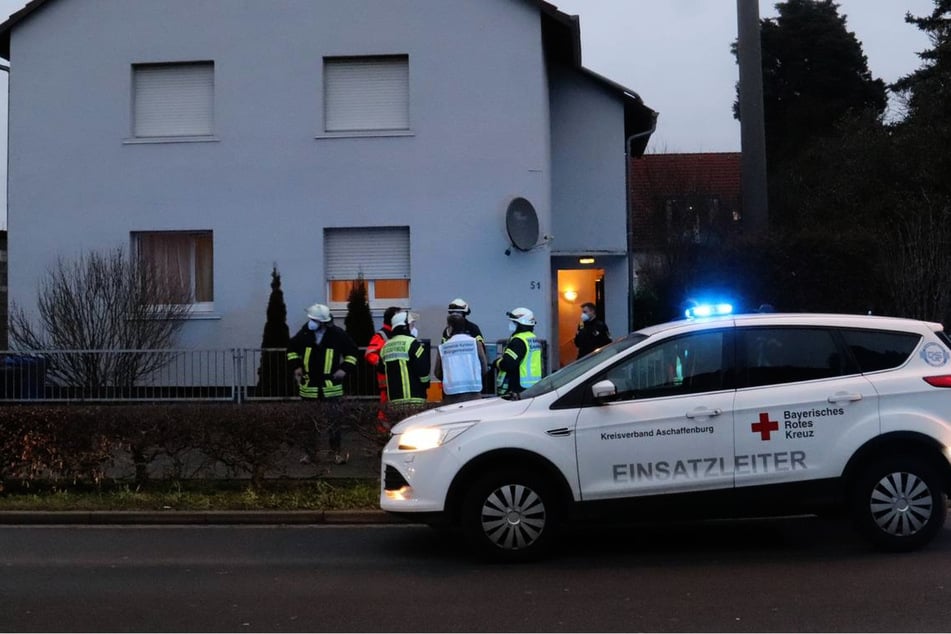 Ein Wagen des Deutschen Roten Kreuz steht vor der Wohnung, in der die beiden Kinder gefunden wurden.