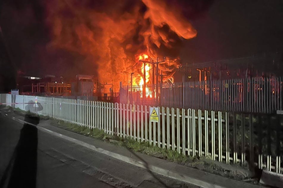 Das Flammen-Inferno an einem Umspannwerk in London legte den Flughafen Heathrow lahm.