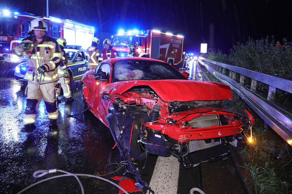 Der rote Jaguar prallte nach der Kollision mit dem Sattelzug gegen die Mittelleitplanke und kam dort schließlich zum Stehen.