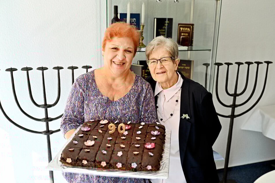 Die Holocaust-Überlebende Renate Aris (r.) trug sich zum 2. Mal ins Goldene Buch der Stadt ein und wurde von der Jüdischen Gemeinde und Yrvgeniya Nalogova (l.) gefeiert.